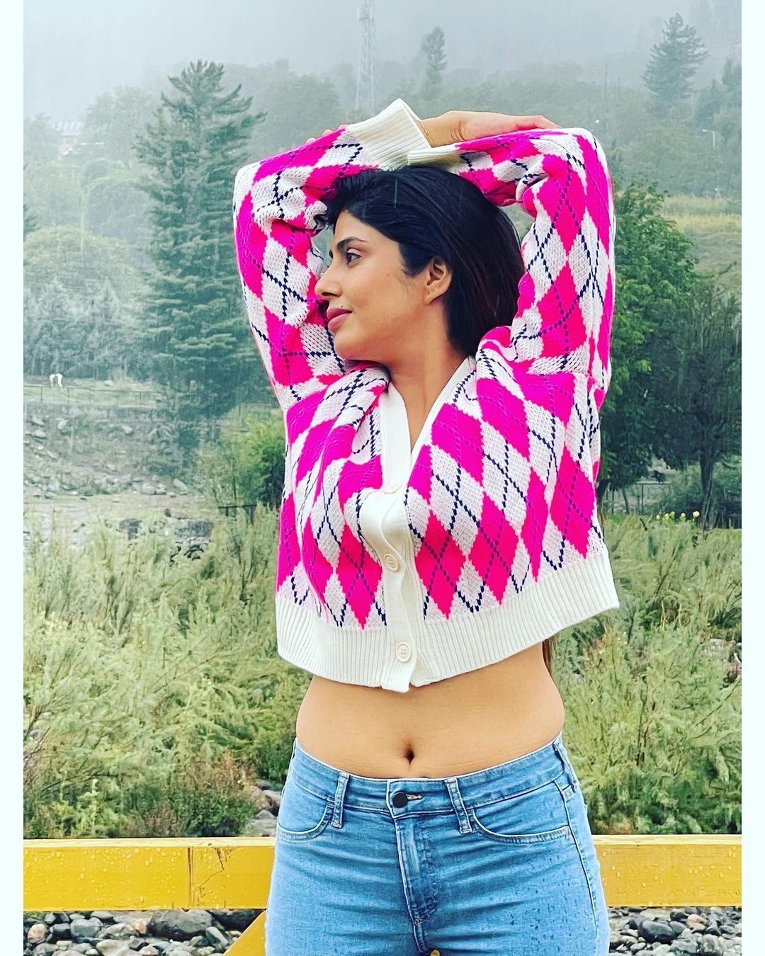 అందాలతో కవ్విస్తున్న ఇర్రామోర్ ( ఫోటోలు )