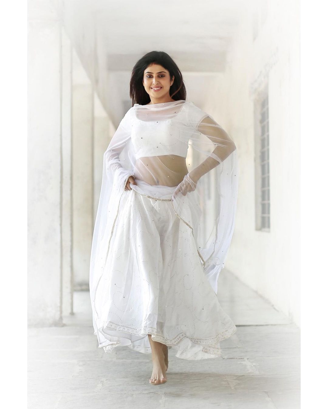 అందాలతో కవ్విస్తున్న ఇర్రామోర్ ( ఫోటోలు )