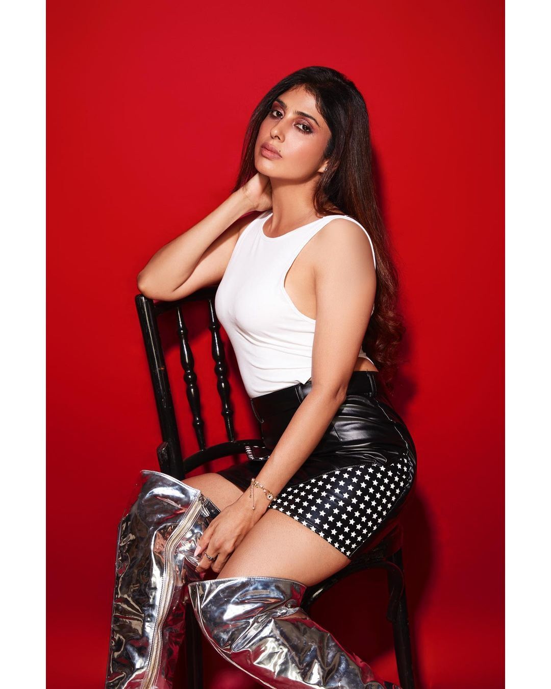 అందాలతో కవ్విస్తున్న ఇర్రామోర్ ( ఫోటోలు )