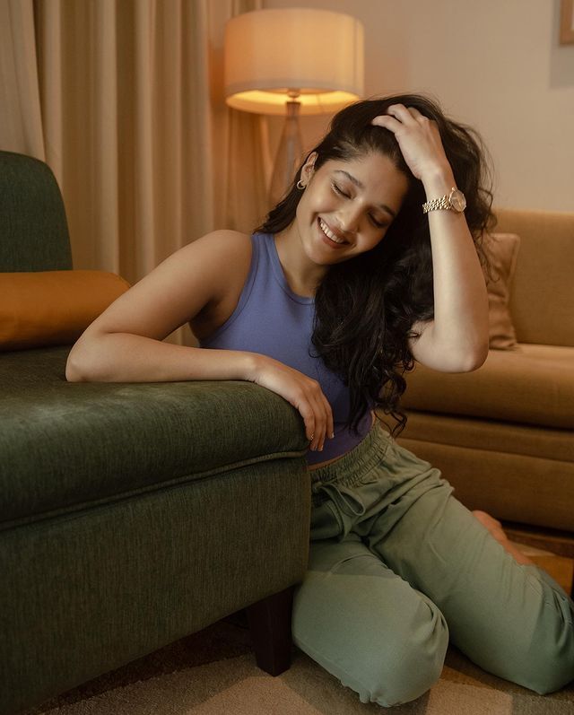 వయ్యారాలు ఒలకబోస్తున్న రితికాసింగ్