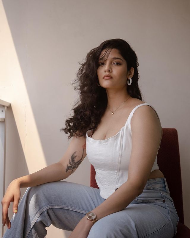 వయ్యారాలు ఒలకబోస్తున్న రితికాసింగ్