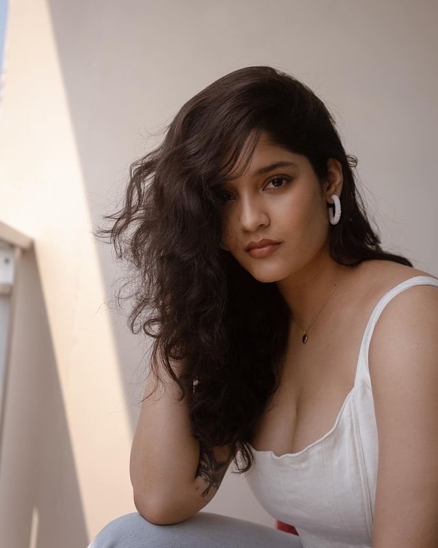 వయ్యారాలు ఒలకబోస్తున్న రితికాసింగ్