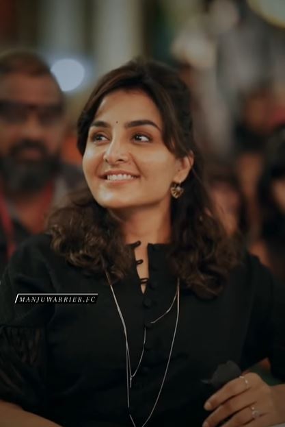 എന്താണ് മഞ്ജു ചേച്ചീ ഈ ചിരിക്ക് പിന്നിലെ രഹസ്യം: ഒരോ തവണ കാണുതോറും ഇഷ്ടം കൂടുന്ന മഞ്ജു മാജിക്ക്