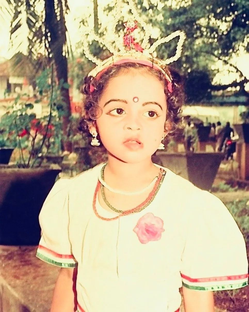  'കുട്ടിക്കാലത്തേക്ക് തിരിച്ച് പോകാൻ തോന്നുന്നുവെന്ന് ഭാവന';കുട്ടിക്കാലത്തെ ക്യൂട്ട് ചിത്രങ്ങളുമായി താരം