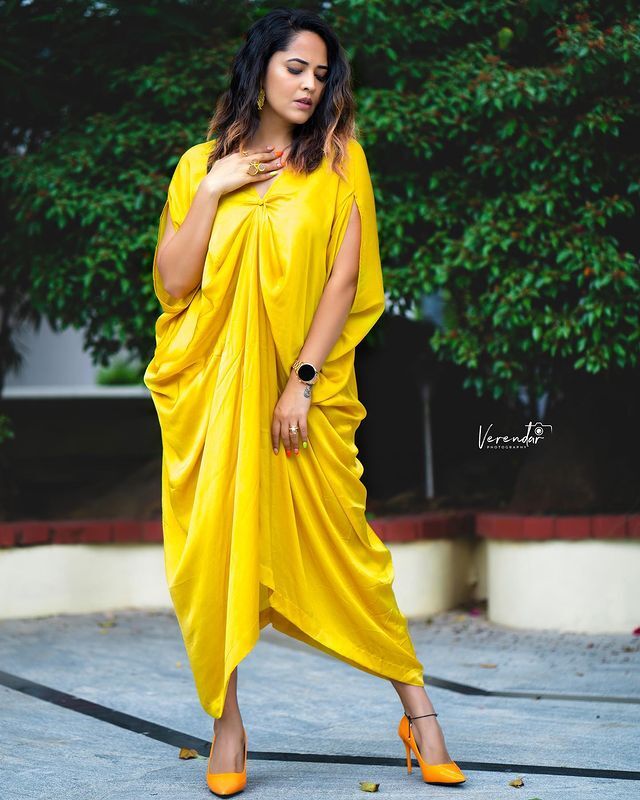 ఎల్లో డ్రెస్‌లో.. అందానికే అసూయ పుట్టిస్తున్న అనసూయ ( ఫోటోలు )