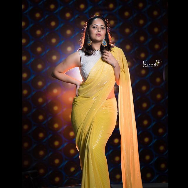 ఎల్లో డ్రెస్‌లో.. అందానికే అసూయ పుట్టిస్తున్న అనసూయ ( ఫోటోలు )