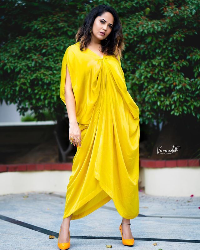 ఎల్లో డ్రెస్‌లో.. అందానికే అసూయ పుట్టిస్తున్న అనసూయ ( ఫోటోలు )