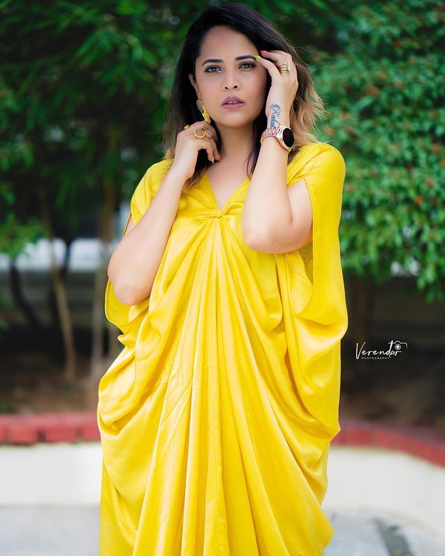 ఎల్లో డ్రెస్‌లో.. అందానికే అసూయ పుట్టిస్తున్న అనసూయ ( ఫోటోలు )