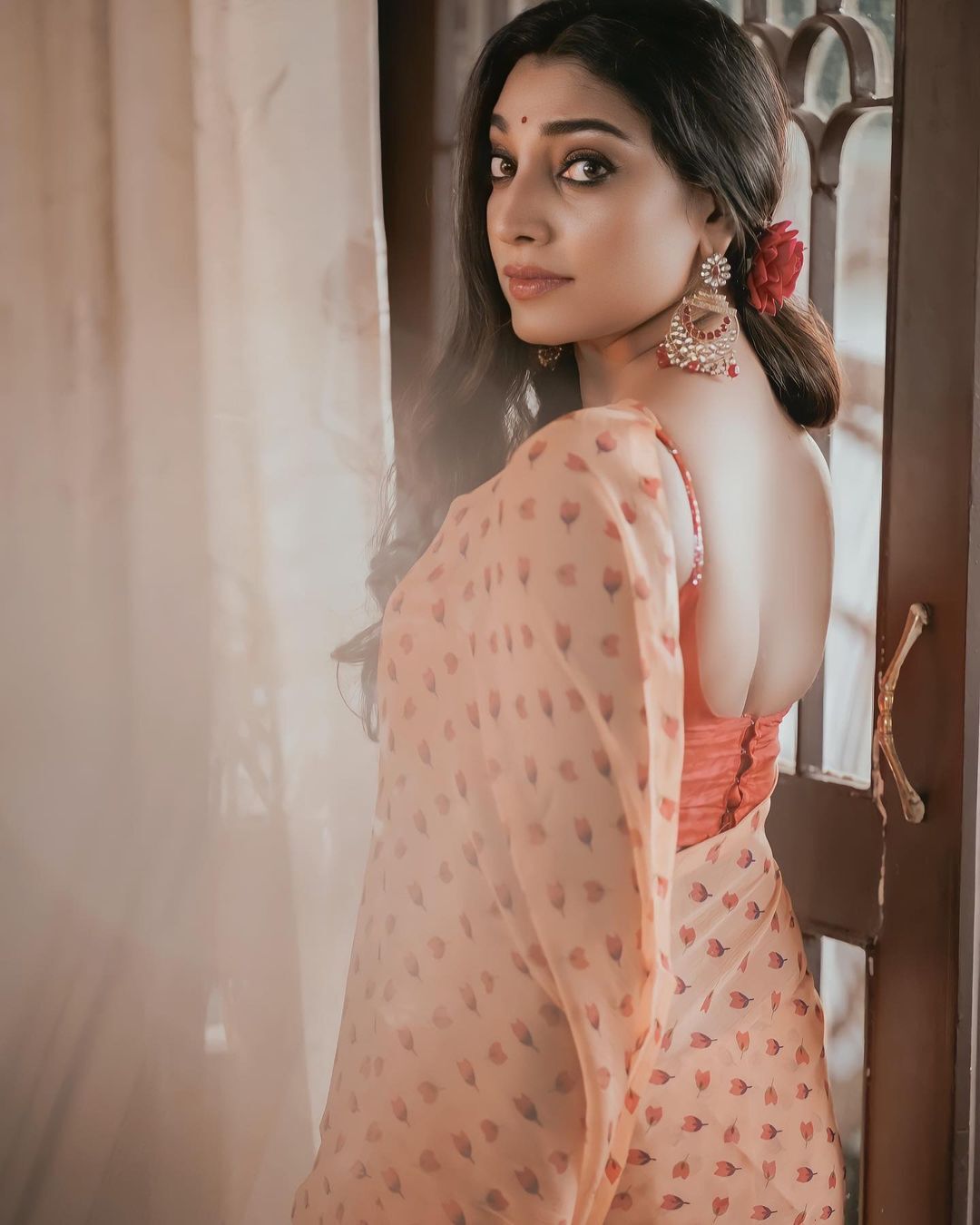 സിംപിളായിരിക്കാം പക്ഷെ പവർഫുള്ളാണ് റിതു: സാരിയില്‍ മിന്നിത്തിളങ്ങി റിതു മന്ത്ര