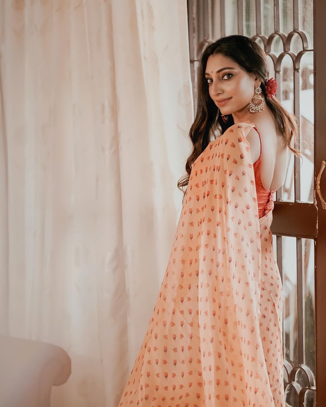 സിംപിളായിരിക്കാം പക്ഷെ പവർഫുള്ളാണ് റിതു: സാരിയില്‍ മിന്നിത്തിളങ്ങി റിതു മന്ത്ര