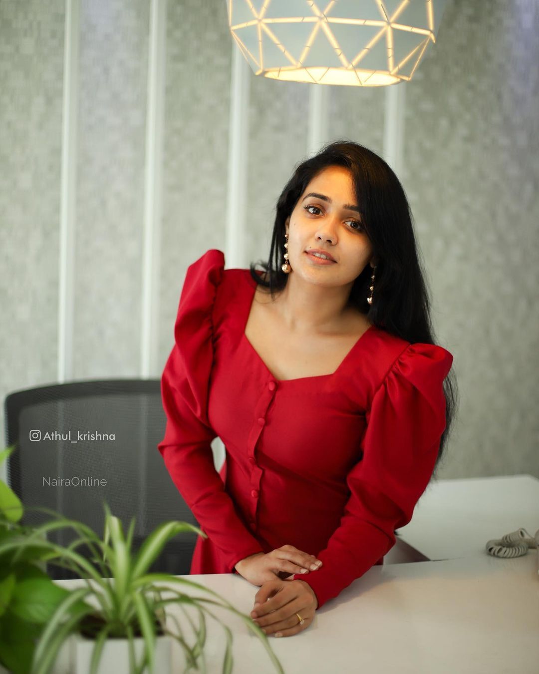 അനന്യ ദാ ഇവിടെയുണ്ട്: ചുവപ്പില്‍ സൂപ്പർ ലുക്കില്‍ തിളിങ്ങി താരം, ചിത്രങ്ങള്‍ കാണാം