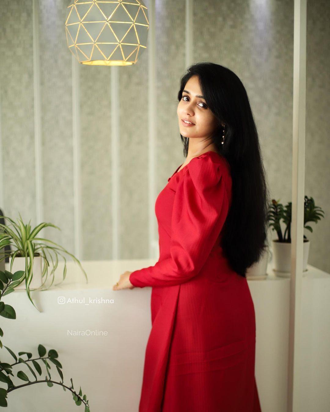 അനന്യ ദാ ഇവിടെയുണ്ട്: ചുവപ്പില്‍ സൂപ്പർ ലുക്കില്‍ തിളിങ്ങി താരം, ചിത്രങ്ങള്‍ കാണാം