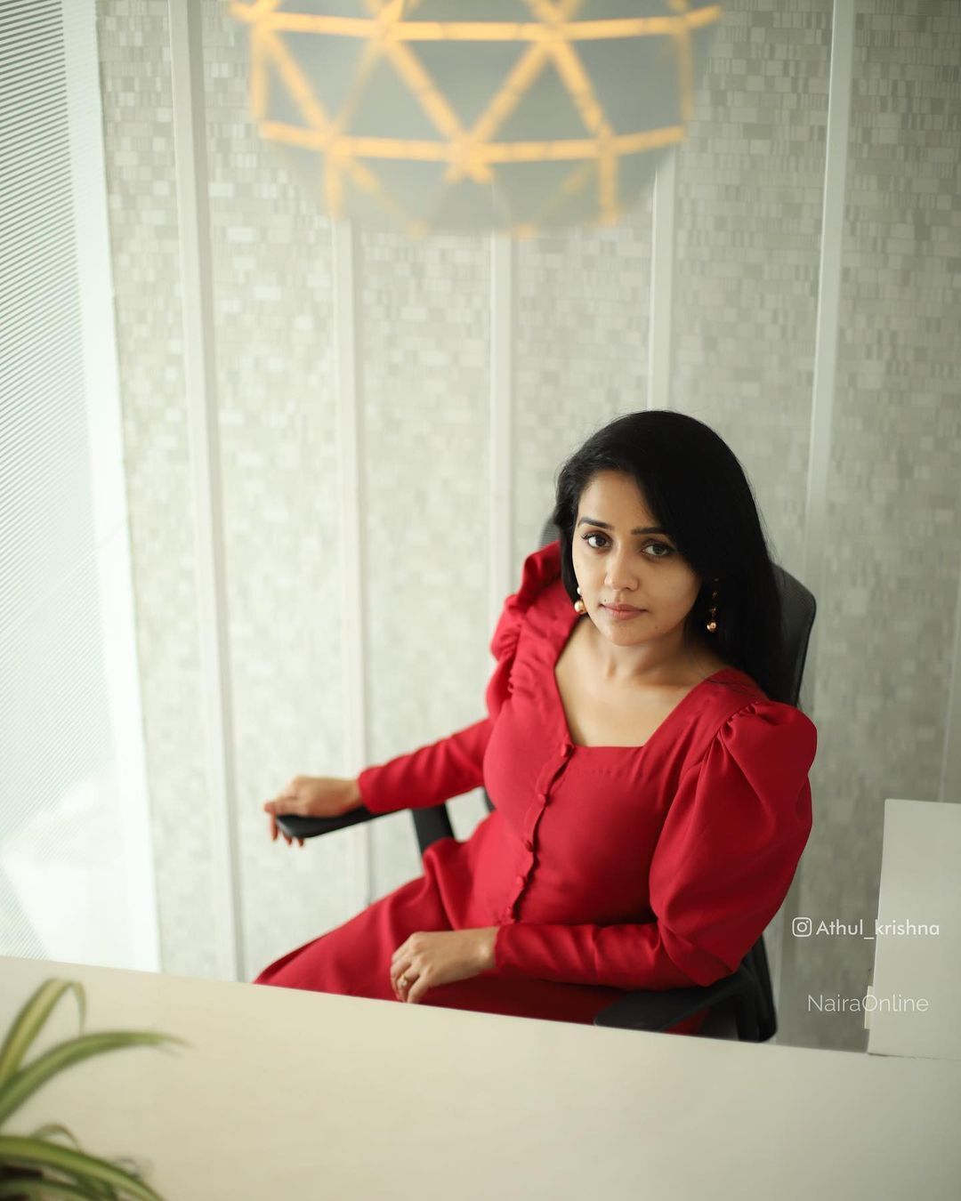 അനന്യ ദാ ഇവിടെയുണ്ട്: ചുവപ്പില്‍ സൂപ്പർ ലുക്കില്‍ തിളിങ്ങി താരം, ചിത്രങ്ങള്‍ കാണാം