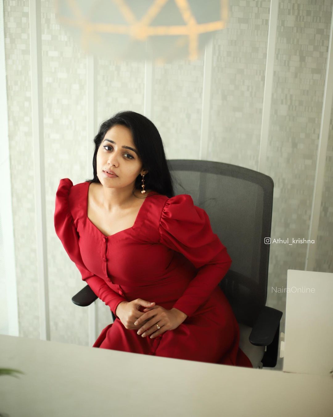 അനന്യ ദാ ഇവിടെയുണ്ട്: ചുവപ്പില്‍ സൂപ്പർ ലുക്കില്‍ തിളിങ്ങി താരം, ചിത്രങ്ങള്‍ കാണാം