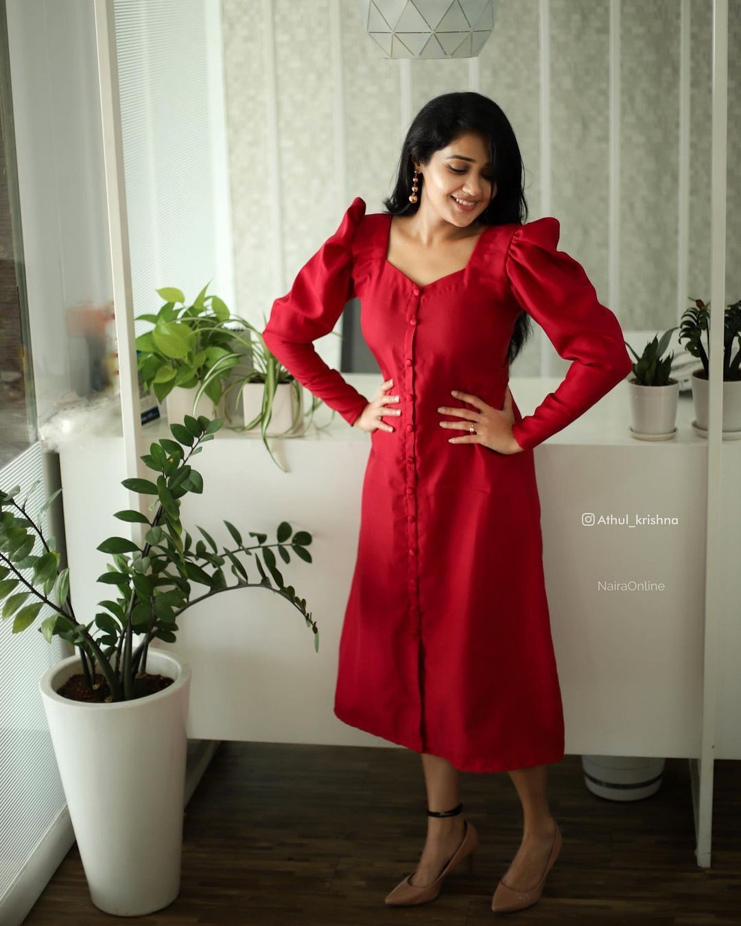 അനന്യ ദാ ഇവിടെയുണ്ട്: ചുവപ്പില്‍ സൂപ്പർ ലുക്കില്‍ തിളിങ്ങി താരം, ചിത്രങ്ങള്‍ കാണാം