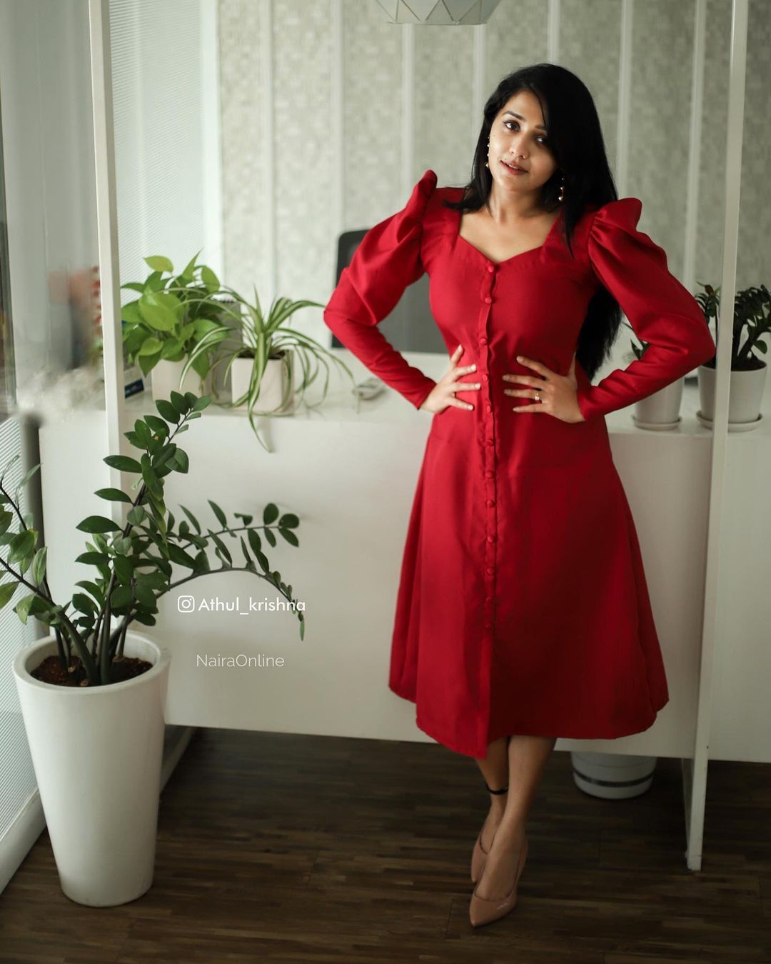 അനന്യ ദാ ഇവിടെയുണ്ട്: ചുവപ്പില്‍ സൂപ്പർ ലുക്കില്‍ തിളിങ്ങി താരം, ചിത്രങ്ങള്‍ കാണാം