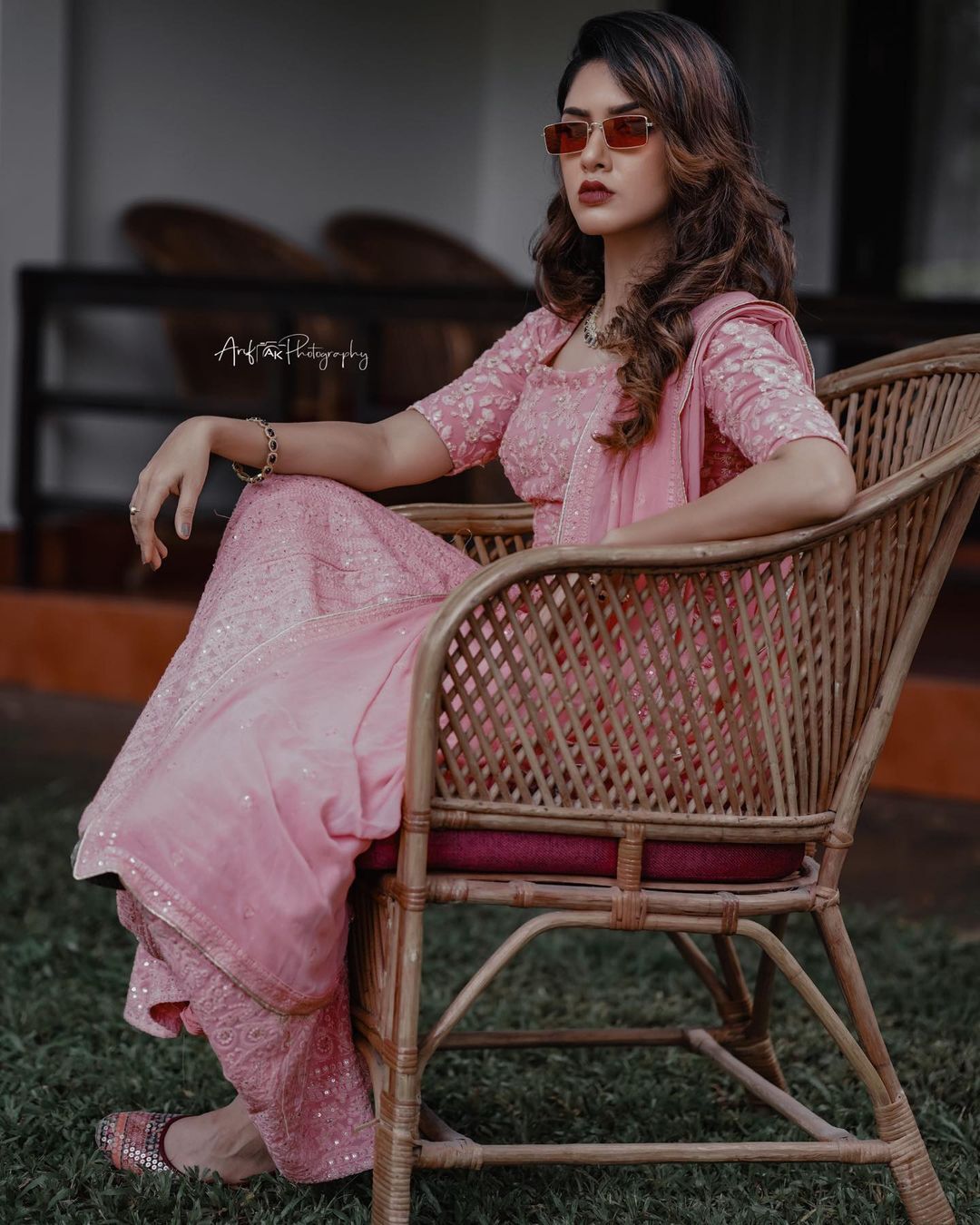 'ഗായത്രി ലക്ഷ്മിപ്രിയപോലെ ഝാൻസി റാണി ആവുകയാണോ?'; നിൽപ്പും ലുക്കും ചുമ്മാ തീ..വൈറൽ പടങ്ങൾ