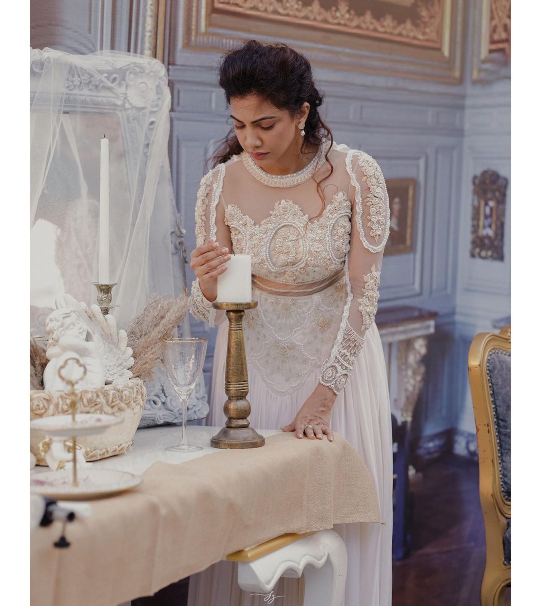 ഇതാര് ബ്രിട്ടീഷ് രാജകുമാരിയോ: വിന്റേജ് ബ്യൂട്ടിയില്‍ തിളങ്ങി മഡോണ സെബാസ്റ്റ്യന്‍