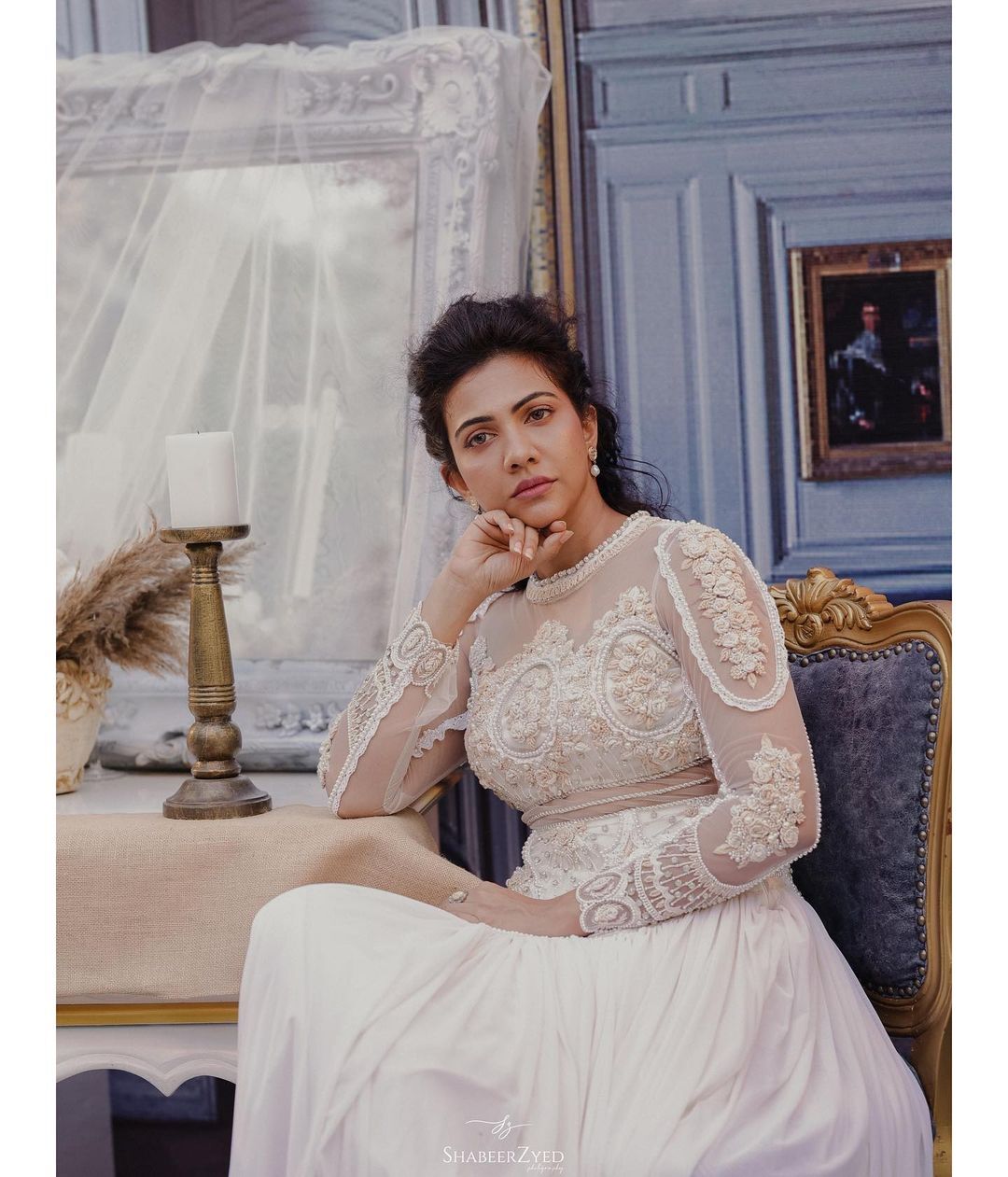 ഇതാര് ബ്രിട്ടീഷ് രാജകുമാരിയോ: വിന്റേജ് ബ്യൂട്ടിയില്‍ തിളങ്ങി മഡോണ സെബാസ്റ്റ്യന്‍