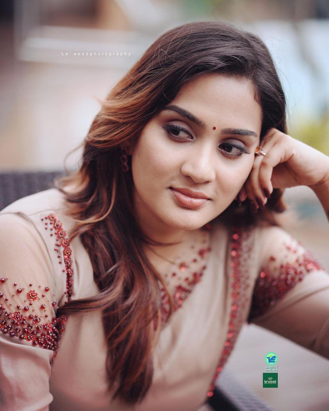 സാരിയില്‍ അഴക് വിടര്‍ത്തി അദിതി രവി; സിംപിള്‍ മേക്കപ്പില്‍ സുന്ദരിയായി ...