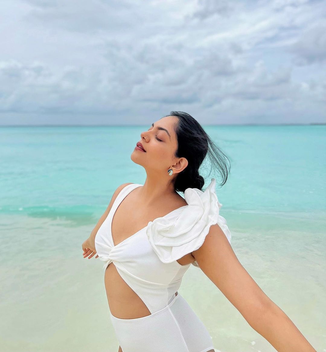 വീണ്ടും ബീച്ച് ഫോട്ടോയുമായി ഞെട്ടിച്ച് അഹാന; വൈറല്‍ ചിത്രങ്ങള്‍