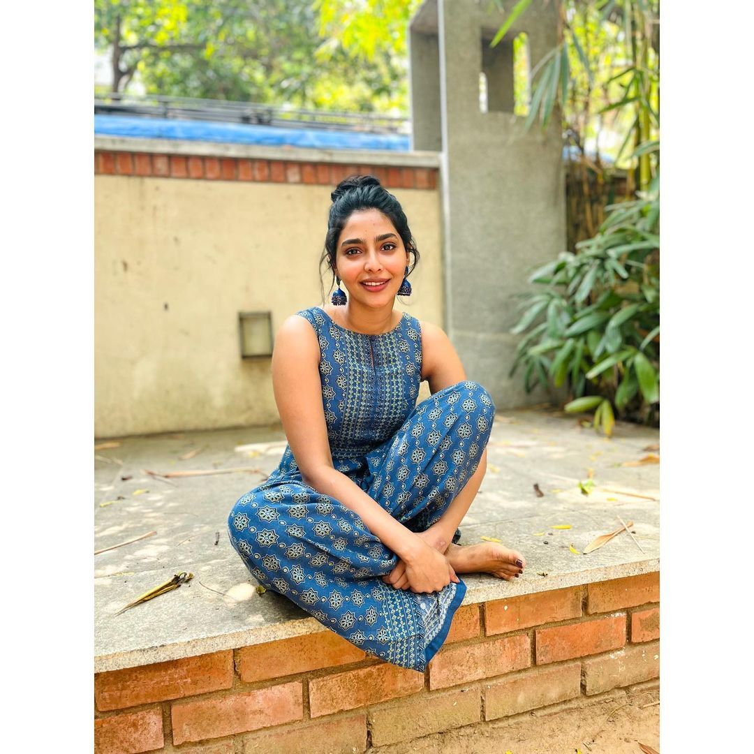 ക്യൂട്ട് ചിരിയിൽ സെൽഫി; ഉടൻ പങ്കിട്ട് ലൈക്കുകൾ വാരിക്കൂട്ടി നടി ഐശ്വര്യ ലക്ഷ്മി 