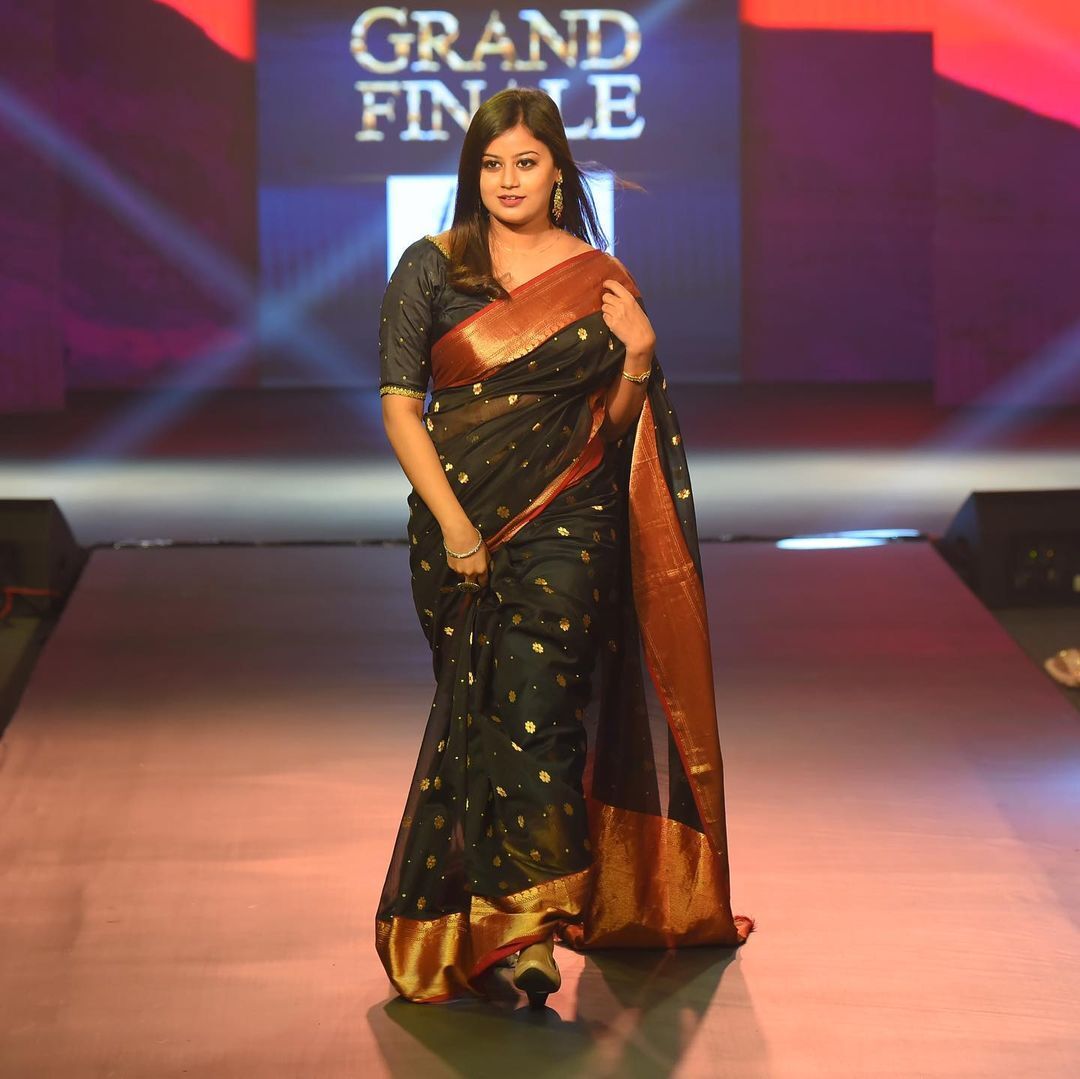 വിന്റേജ് സാരിയില്‍ തിളങ്ങി അന്‍സിബ; കിടിലന്‍ ചിത്രങ്ങള്‍