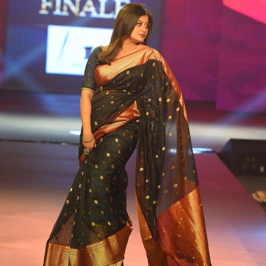 വിന്റേജ് സാരിയില്‍ തിളങ്ങി അന്‍സിബ; കിടിലന്‍ ചിത്രങ്ങള്‍