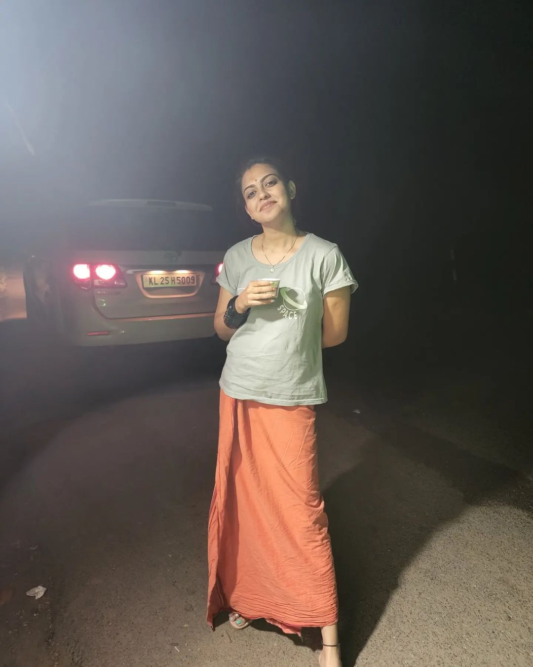 ലുങ്കി ഉടുത്ത്.. കുപ്പിവള ഇട്ടാൽ എന്താ ഇഷ്ടം അല്ല...????; നടി അനുശ്രീ ചിത്രങ്ങൾ വൈറൽ