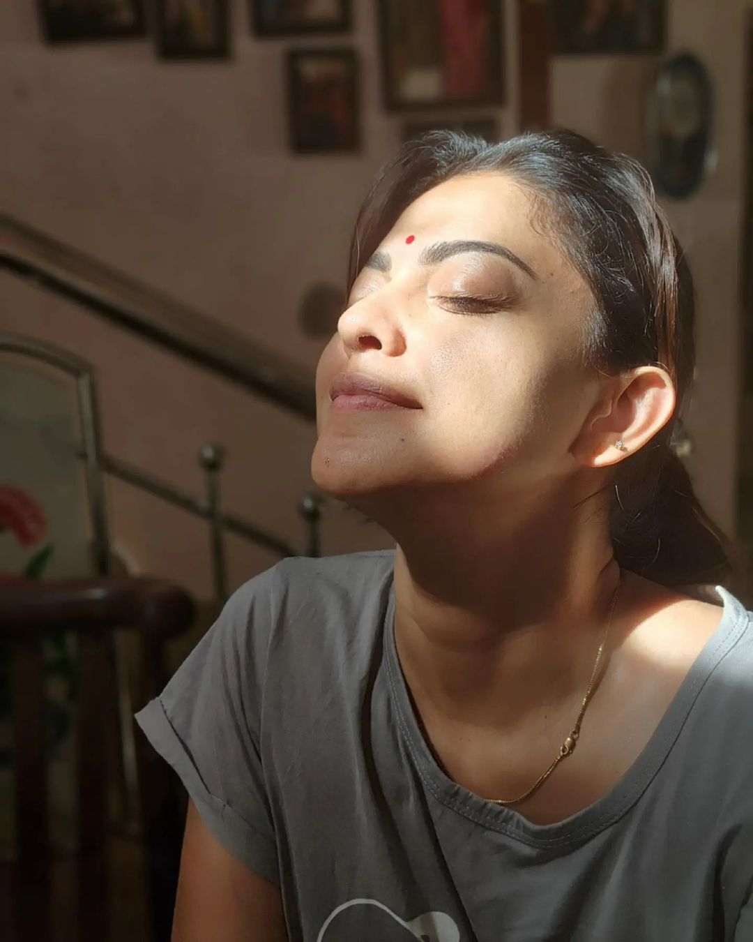 ലുങ്കി ഉടുത്ത്.. കുപ്പിവള ഇട്ടാൽ എന്താ ഇഷ്ടം അല്ല...????; നടി അനുശ്രീ ചിത്രങ്ങൾ വൈറൽ