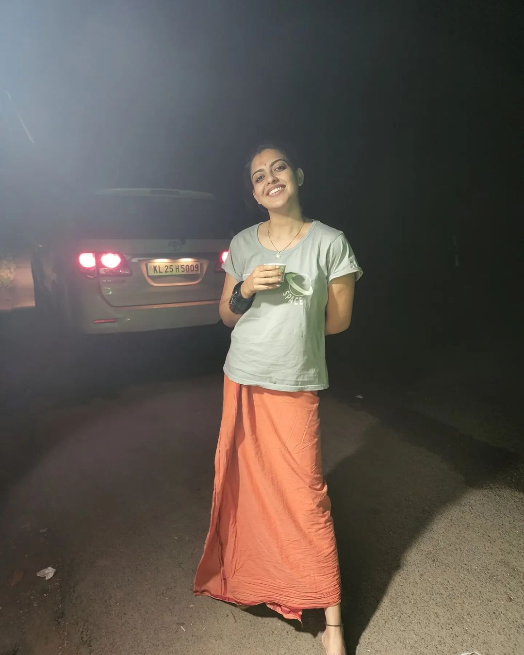 ലുങ്കി ഉടുത്ത്.. കുപ്പിവള ഇട്ടാൽ എന്താ ഇഷ്ടം അല്ല...????; നടി അനുശ്രീ ചിത്രങ്ങൾ വൈറൽ