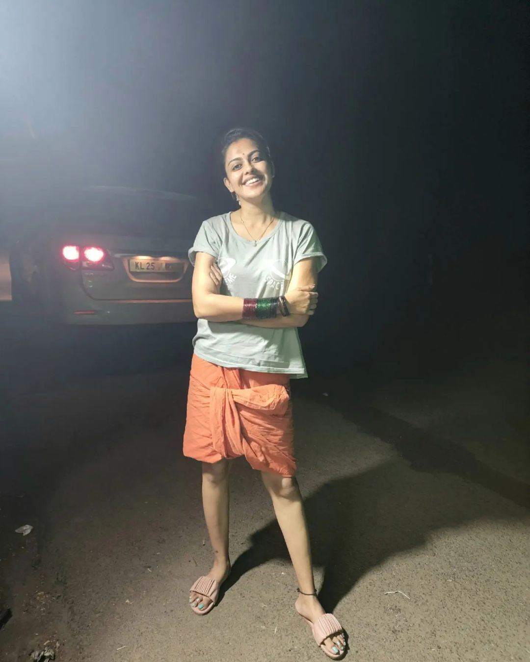 ലുങ്കി ഉടുത്ത്.. കുപ്പിവള ഇട്ടാൽ എന്താ ഇഷ്ടം അല്ല...????; നടി അനുശ്രീ ചിത്രങ്ങൾ വൈറൽ