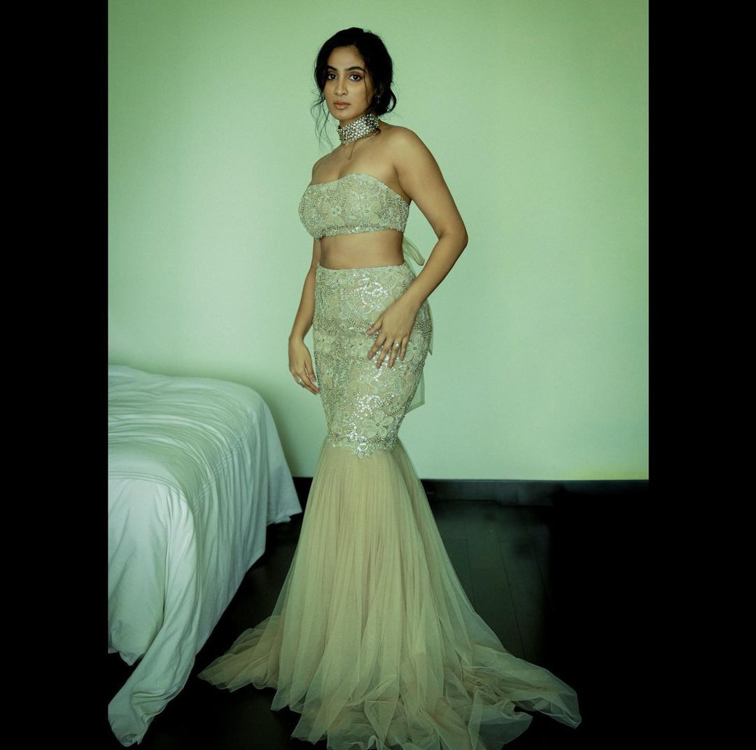  ക്യൂട്ട് ലുക്കിൽ; ആരെയും ആകർഷിക്കുന്ന വേഷമണിഞ്ഞ് ദീപ്തി സതി; വൈറൽ ചിത്രങ്ങൾ കാണാം