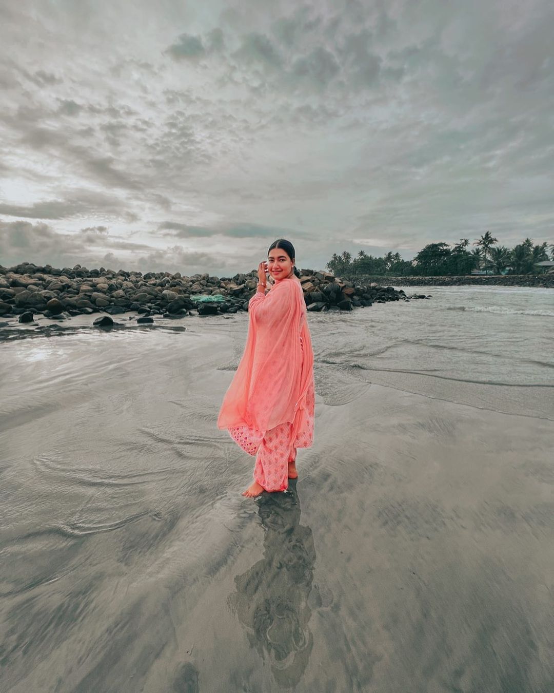 ഈ നിൽപ്പിൽ നോട്ടമിട്ട് ആരാധകർ; വ്യത്യസ്ത ലുക്കിൽ തിളങ്ങി ഗ്രേസ് ആന്റണി; വൈറൽ ചിത്രങ്ങൾ ഇതാ