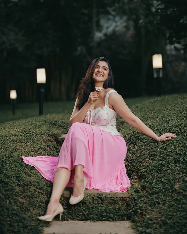 എല്ലാം ആ ചിരിയിലുണ്ടല്ലോ; ഹണി റോസിന്റെ കിടിലന്‍ ചിത്രങ്ങള്‍ കണ്ടോ