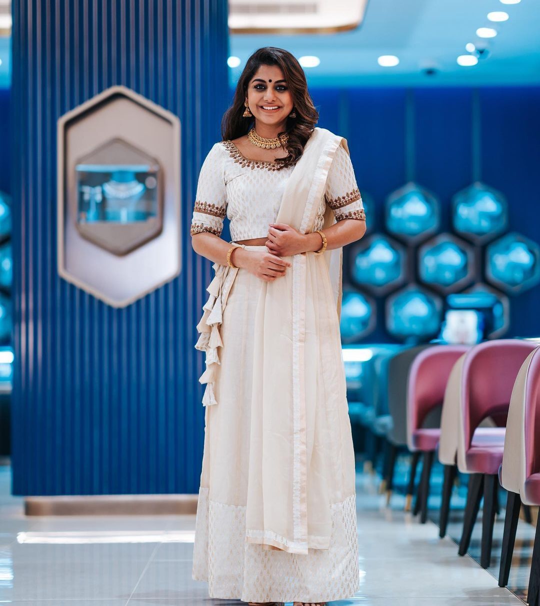 കറുപ്പിൽ തിളങ്ങി ഈ നായിക; ലുക്കിലാണ് നല്ല സെറ്റാണ്; മീരാനന്ദനെ കാണാം