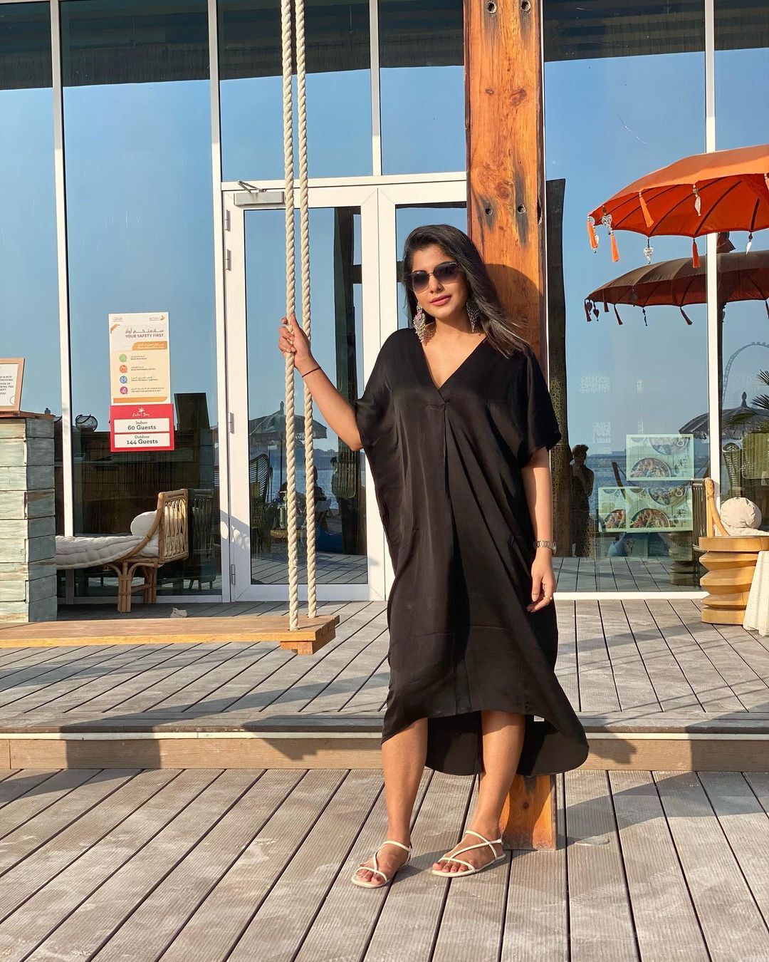 കറുപ്പിൽ തിളങ്ങി ഈ നായിക; ലുക്കിലാണ് നല്ല സെറ്റാണ്; മീരാനന്ദനെ കാണാം