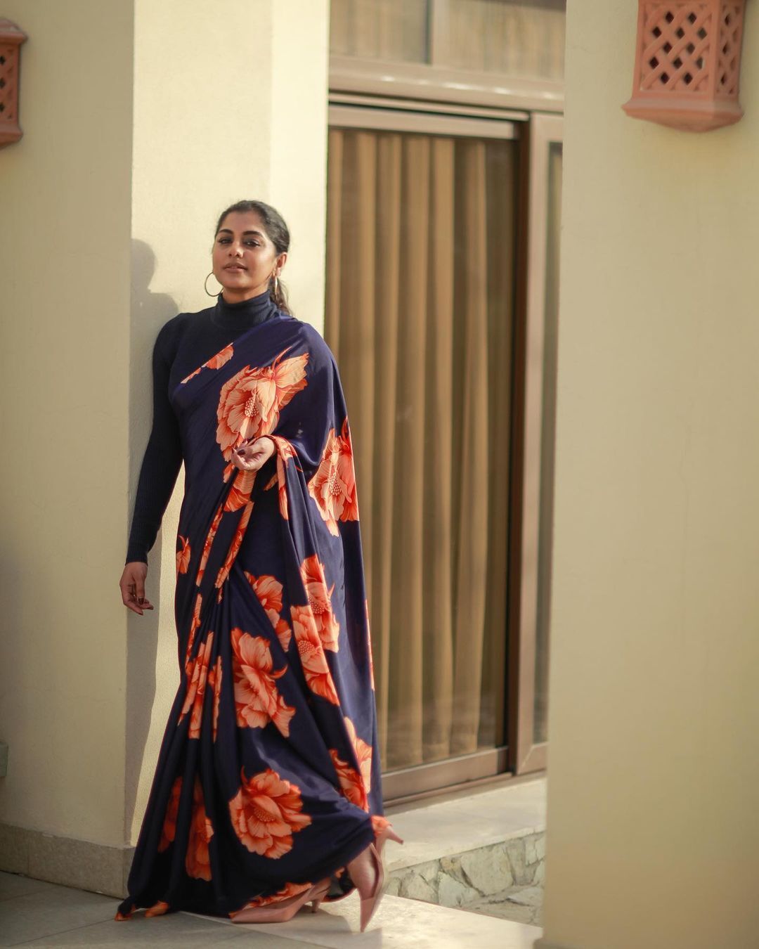 ദേ ഇങ്ങോട്ട് നോക്കിയെ; നടി മീരാനന്ദൻ അല്ലെ?; ഈ ചിത്രം വൈറൽ 