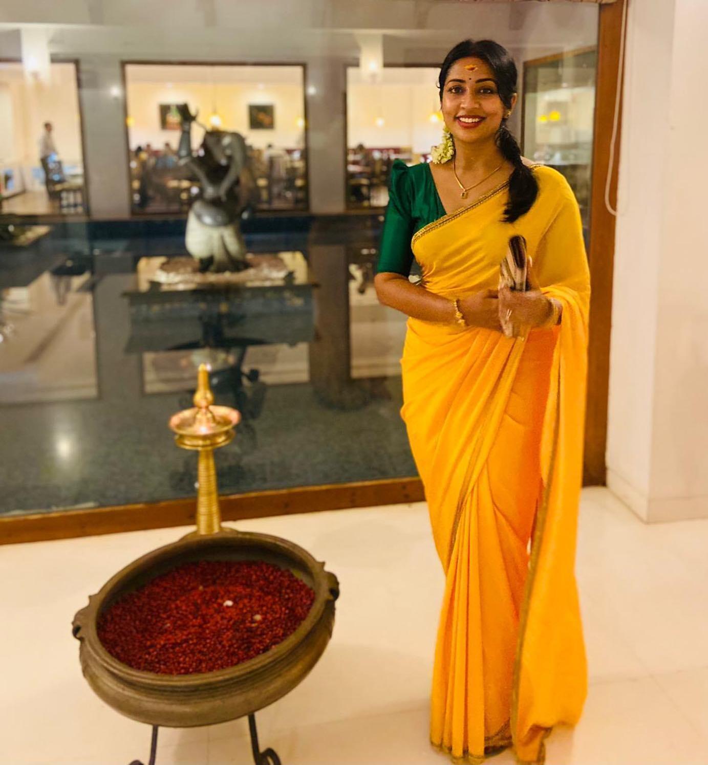 സാരിയാണോ... എങ്കില്‍ നവ്യ തന്നെ; സാരിയില്‍ വീണ്ടും തിളങ്ങി നവ്യ നായര്‍