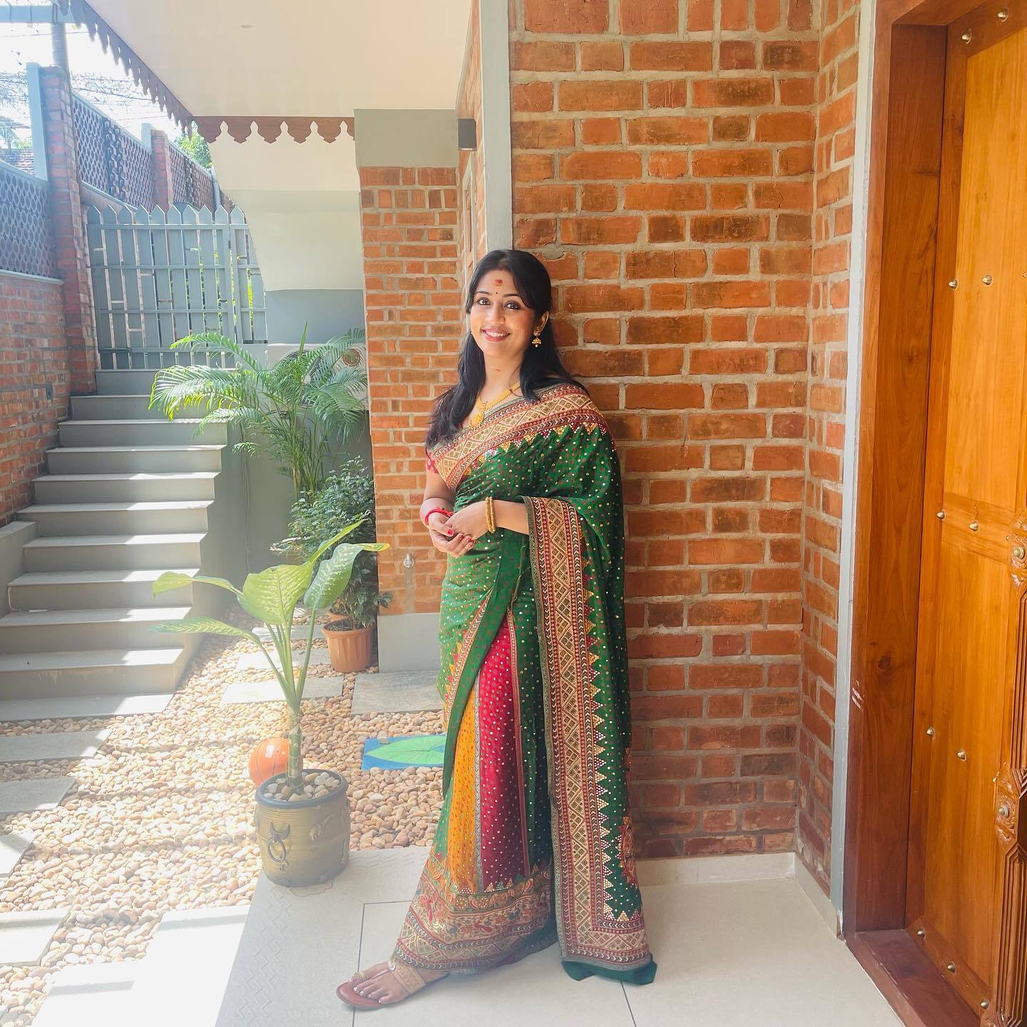 സാരിയാണോ... എങ്കില്‍ നവ്യ തന്നെ; സാരിയില്‍ വീണ്ടും തിളങ്ങി നവ്യ നായര്‍