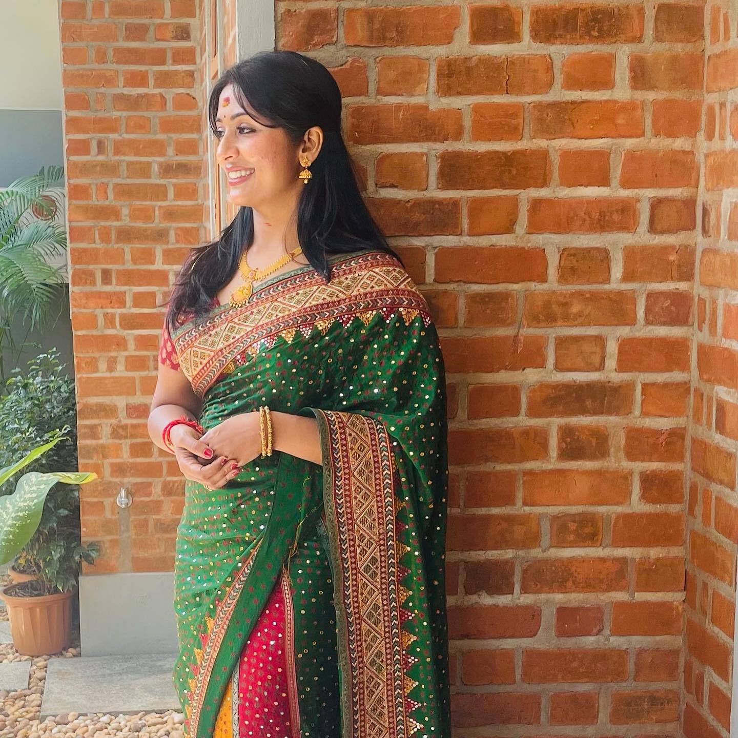 സാരിയാണോ... എങ്കില്‍ നവ്യ തന്നെ; സാരിയില്‍ വീണ്ടും തിളങ്ങി നവ്യ നായര്‍