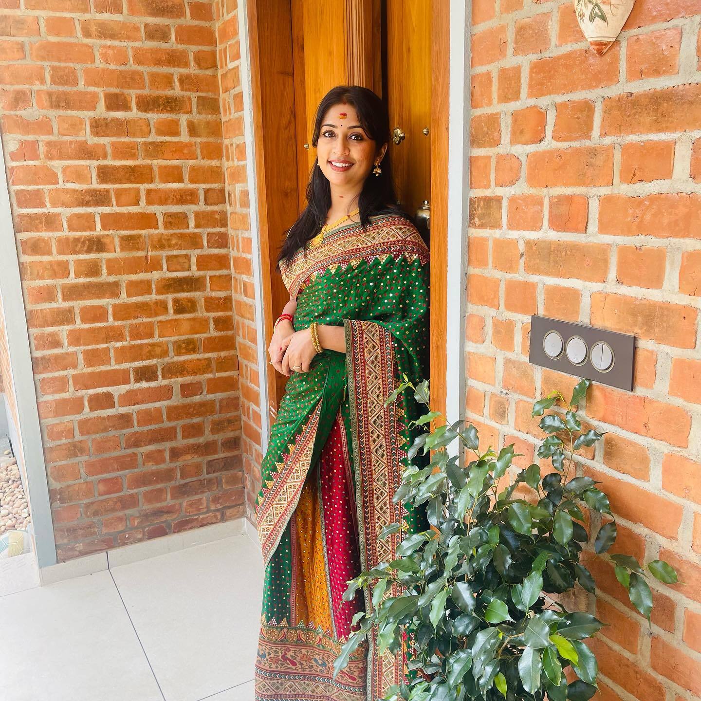 സാരിയാണോ... എങ്കില്‍ നവ്യ തന്നെ; സാരിയില്‍ വീണ്ടും തിളങ്ങി നവ്യ നായര്‍