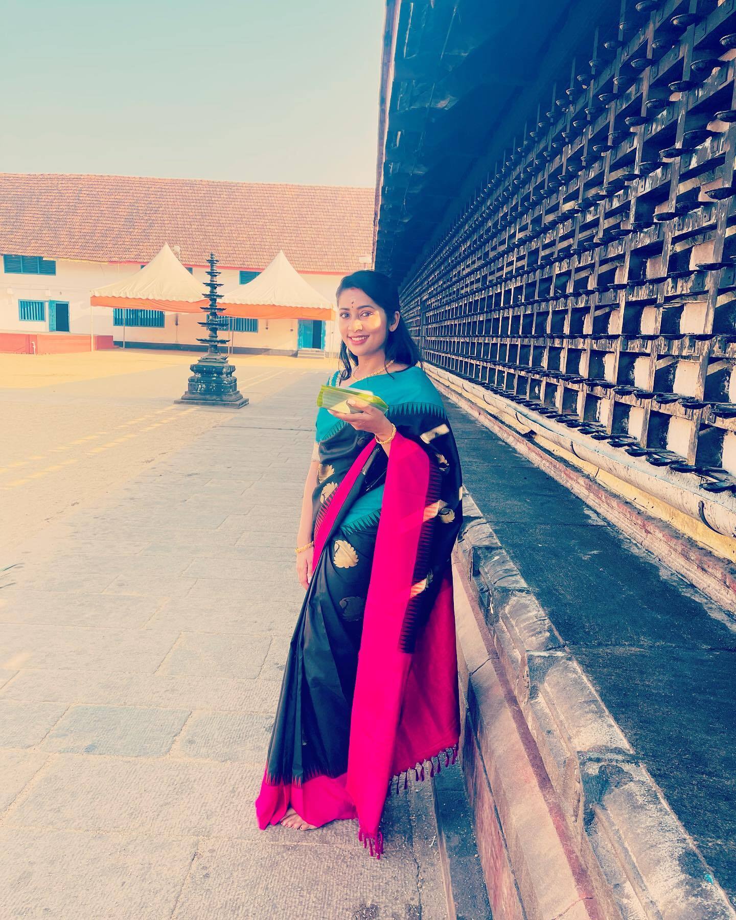 സാരിയാണോ... എങ്കില്‍ നവ്യ തന്നെ; സാരിയില്‍ വീണ്ടും തിളങ്ങി നവ്യ നായര്‍