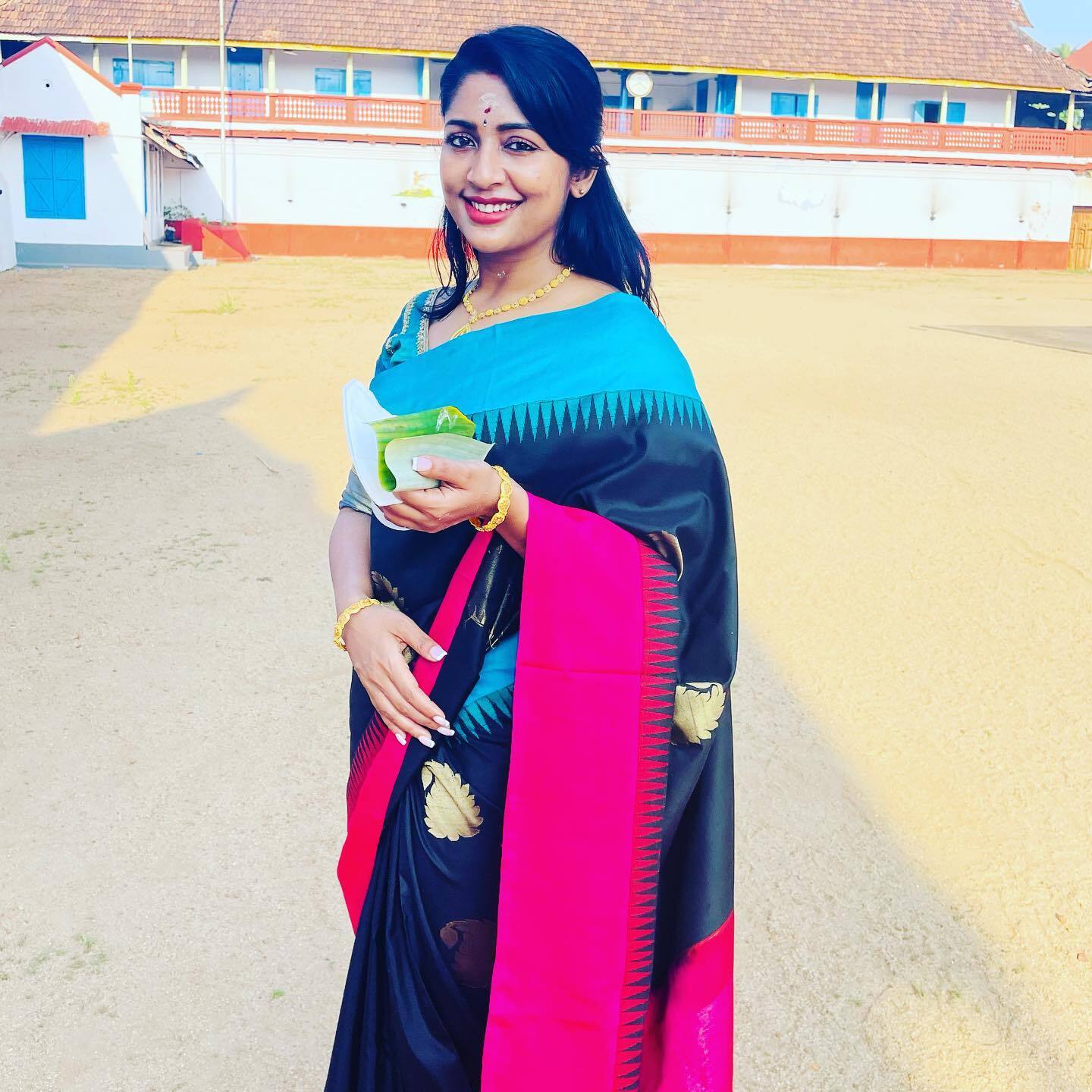 സാരിയാണോ... എങ്കില്‍ നവ്യ തന്നെ; സാരിയില്‍ വീണ്ടും തിളങ്ങി നവ്യ നായര്‍