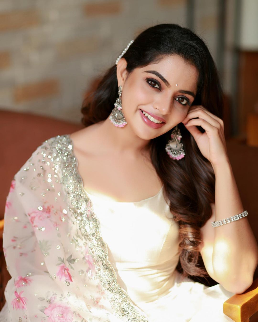 യാ...മക്കളെ... ഏതാ ലുക്ക്; മൊഞ്ചത്തി ലുക്കുമായി നിഖില വിമല്‍