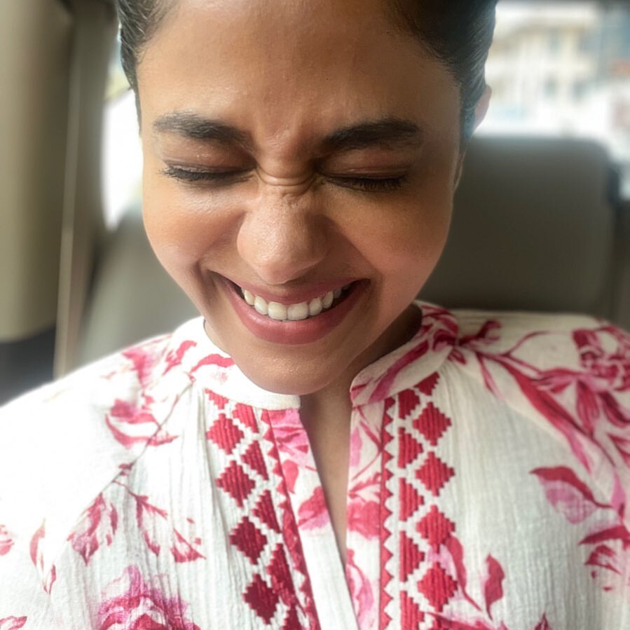 നീല സാരിയും കിടിലൻ കമ്മലും; ലുക്കാണ്, ആരും നോക്കും! പൂർണ്ണിമ ഇന്ദ്രജിത്തിന്റെ ചിത്രങ്ങൾ വൈറൽ 