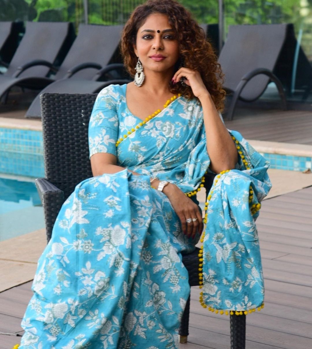 നീല സാരിയും കിടിലൻ കമ്മലും; ലുക്കാണ്, ആരും നോക്കും! പൂർണ്ണിമ ഇന്ദ്രജിത്തിന്റെ ചിത്രങ്ങൾ വൈറൽ 