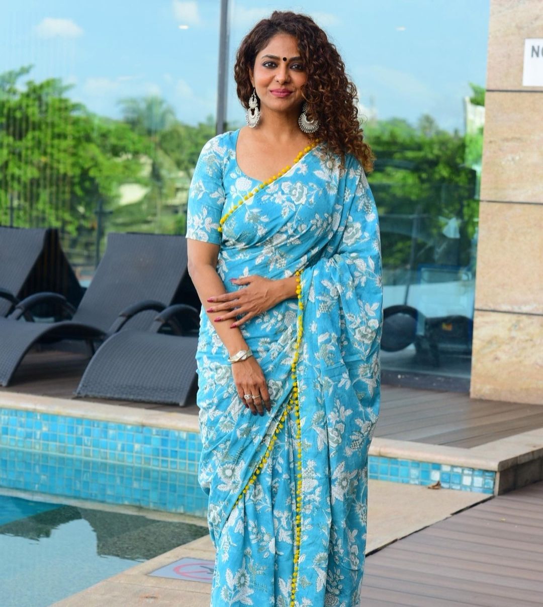 നീല സാരിയും കിടിലൻ കമ്മലും; ലുക്കാണ്, ആരും നോക്കും! പൂർണ്ണിമ ഇന്ദ്രജിത്തിന്റെ ചിത്രങ്ങൾ വൈറൽ 