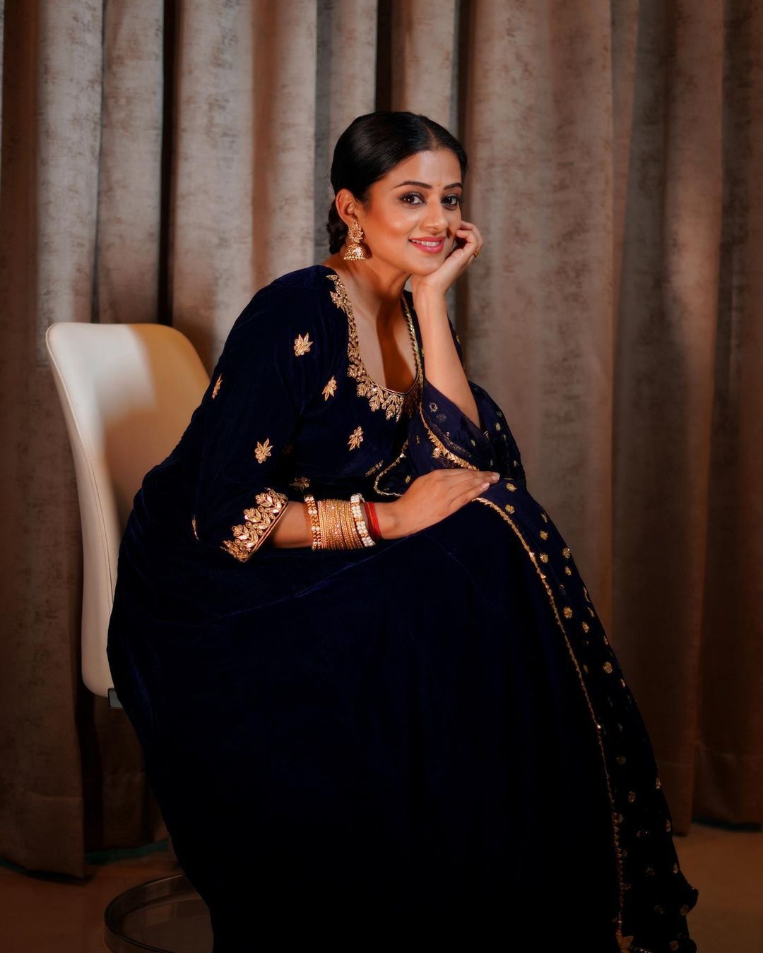 ഫോട്ടോ ഇടുന്നു ലൈക്ക് വാരിക്കൂട്ടുന്നു, ചുമ്മാ പൊളിയാണ് പ്രിയാമണി