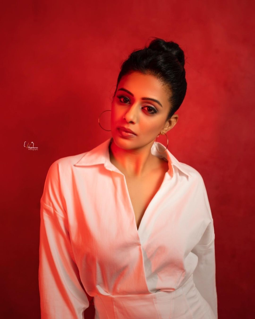 എജ്ജാതി ലുക്കും ഡ്രെസും; ഫോട്ടോഷൂട്ടില്‍ പ്രിയാമണി തന്നെ